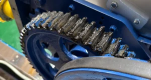 Cara Merawat Mesin Mie Bayoran Teknik Agar Tetap Maksimal dan Awet: oleskan pelumas berkala